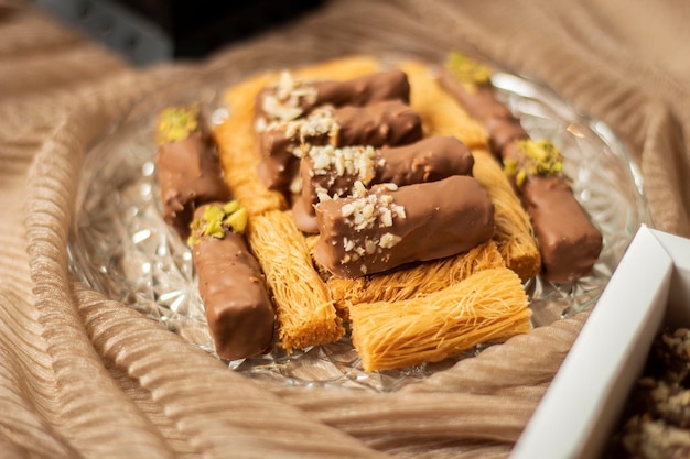 Een bord met snoep bedekt met chocolade op een tafel