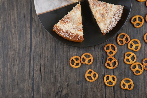 Een bord met stukjes heerlijke cake op een houten tafel.