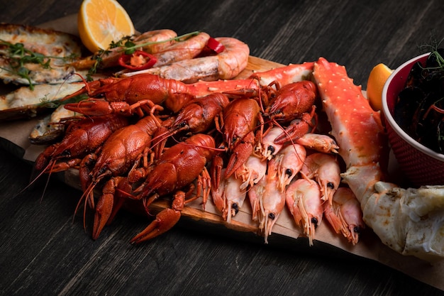 Foto een bord met verschillende snacks zeevruchten mosselen gekookte rivierkreeft garnalen