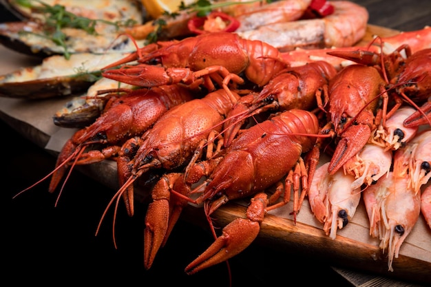 Een bord met verschillende snacks zeevruchten mosselen gekookte rivierkreeft garnalen