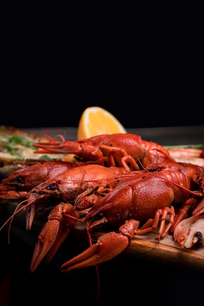 Een bord met verschillende snacks zeevruchten mosselen gekookte rivierkreeft garnalen