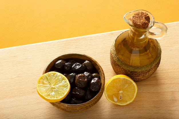 Een bord olijven en een schijfje citroen Biologische olijfolie