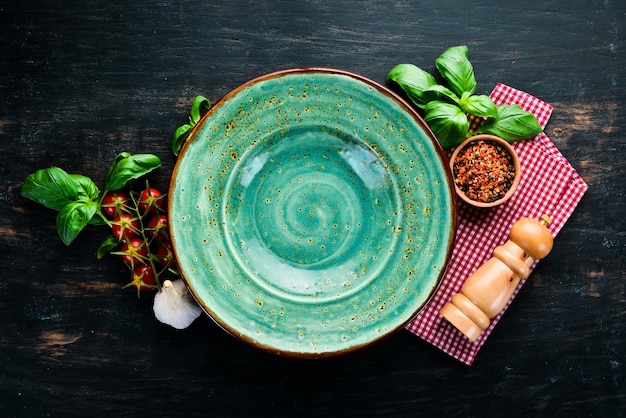 Een bord op een houten tafel. Serviceconcept aan tafel. Op een houten achtergrond. Bovenaanzicht. Gratis exemplaar ruimte.