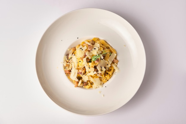 Een bord pasta met een witte achtergrond