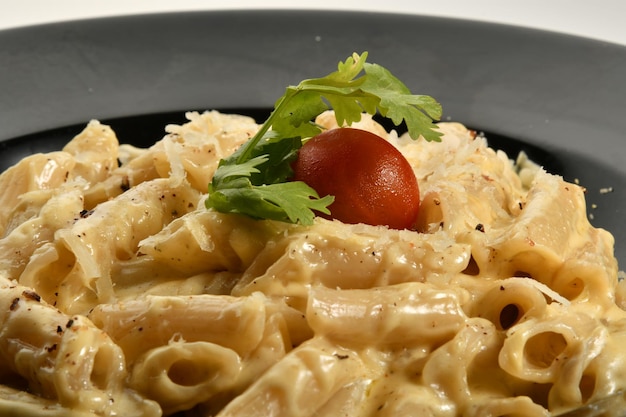 een bord pasta met heerlijke Alfredo-saus, heerlijke fastfoodmaaltijden, Arabische restaurants.