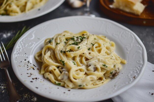 een bord pasta met kruiden en kruiden erop