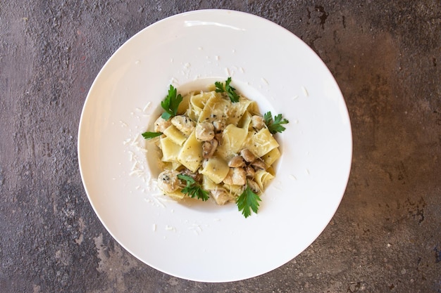 Foto een bord pasta met paddenstoelen en peterselie erop