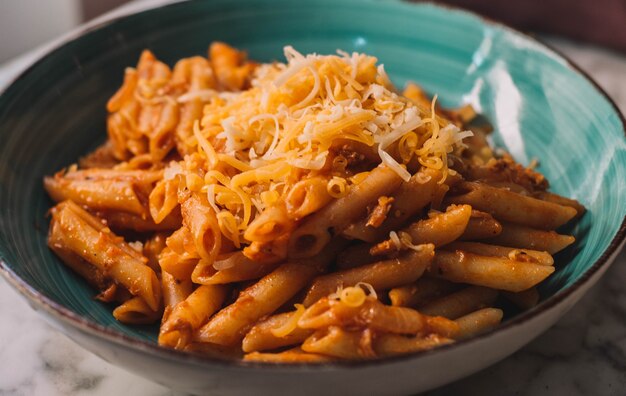 Een bord pasta met room en spek