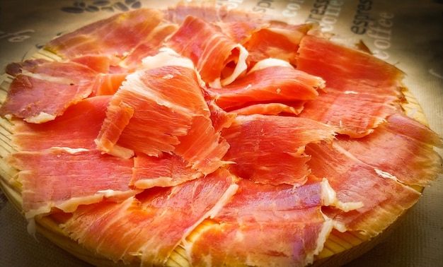 Een bord prosciutto op tafel