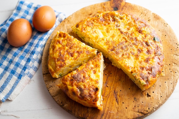 Een bord quiche met een uitgesneden plakje