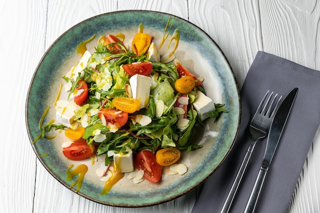 Een bord salade met fetakaas en fetakaas