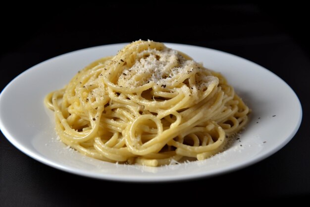 Een bord spaghetti met een snufje parmezaanse kaas erop.