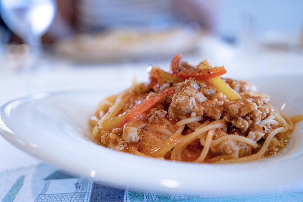 Een bord spaghetti met vlees en groenten