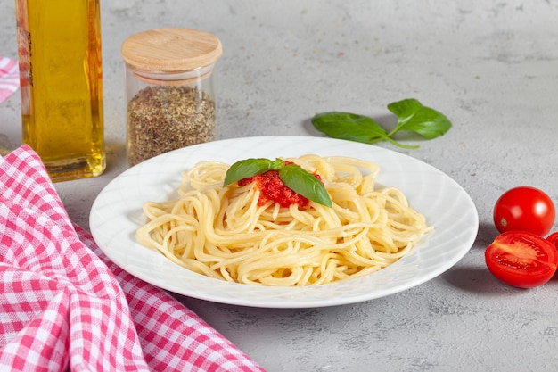 Foto een bord spaghetticoncept met tomatensaus op betonnen ondergrond