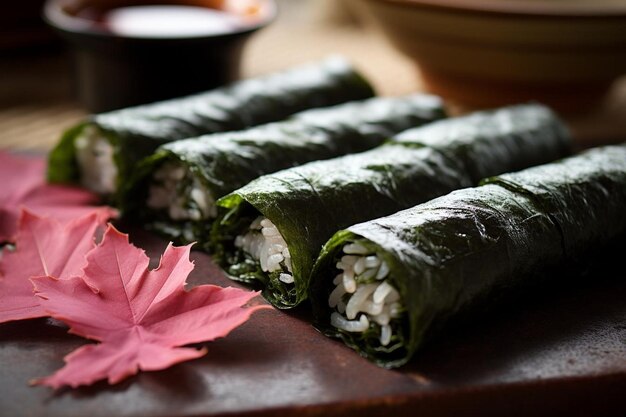 een bord sushi met een rood blad aan de zijkant