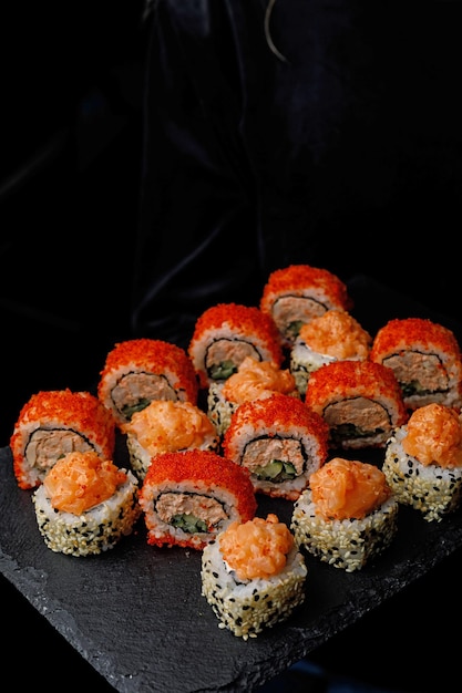 Een bord sushi met het woord sushi erop