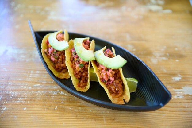 Foto een bord taco's met avocado erop