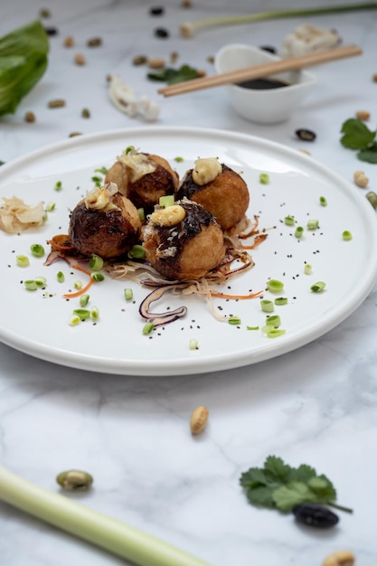 Een bord takoyaki boven een marmeren tafel