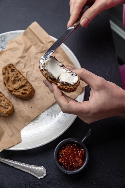 Een bord toast met rode kaviaar