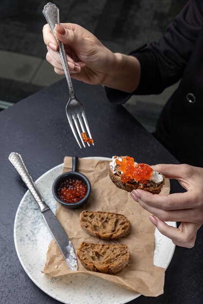 Een bord toast met rode kaviaar