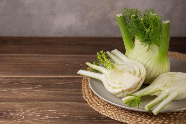 Een bord venkel en selderij op een houten tafel