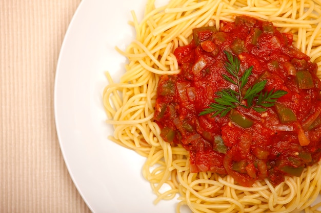 een bord verse spaghetti op tafel