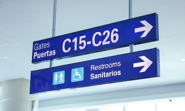 Een bord voor de luchthaven met de tekst "c - 1596"