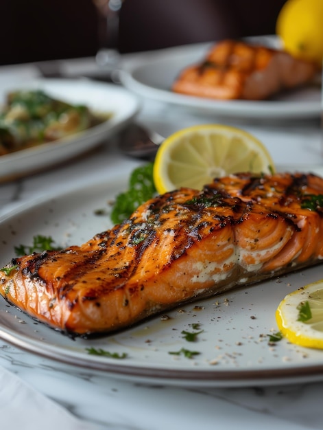 een bord zalm met citroensnijden