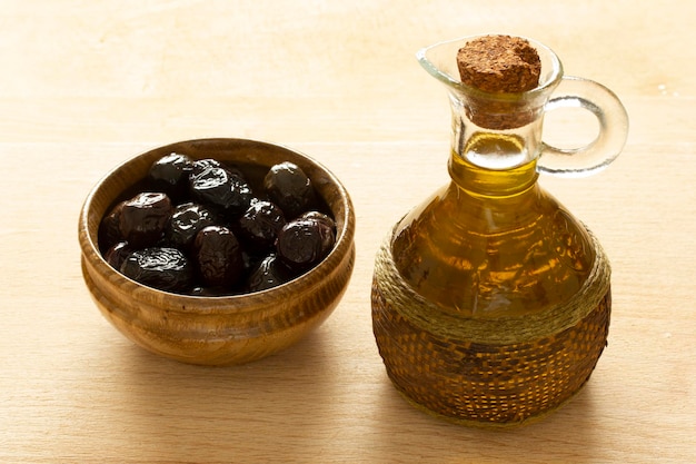 Een bord zwarte olijven en biologische olijfolie