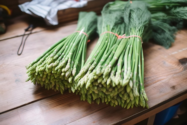 Een bos asperges op een tafel