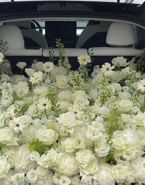 Een bos bloemen in een auto