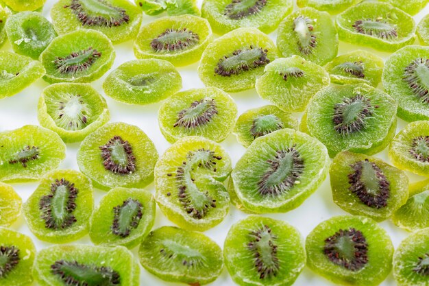 Een bos droge kiwi's op een witte achtergrond Droge kiwi's