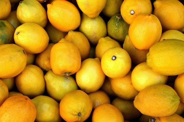 Een bos gele citrusvruchten