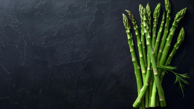 Een bos knapperige asparagus speren.