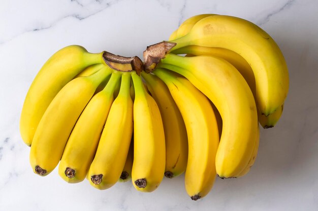 Een bos rauwe biologische bananen klaar om te eten