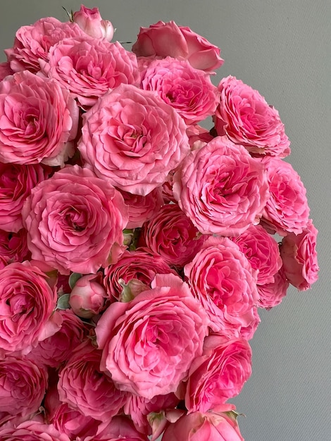 Een bos roze rozen staat in een vaas met het woord rozen erop.