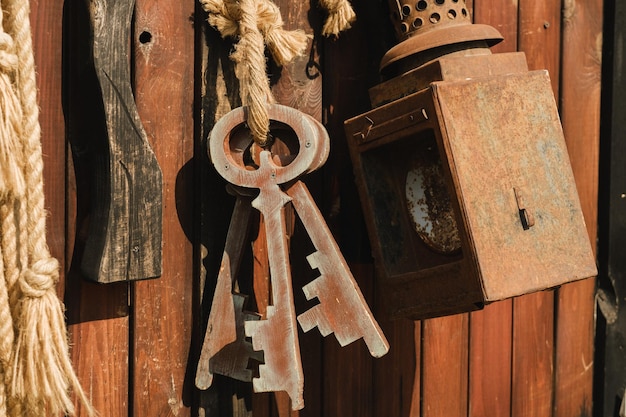 Een bos van oude houten sleutels die op een kabelclose-up hangen