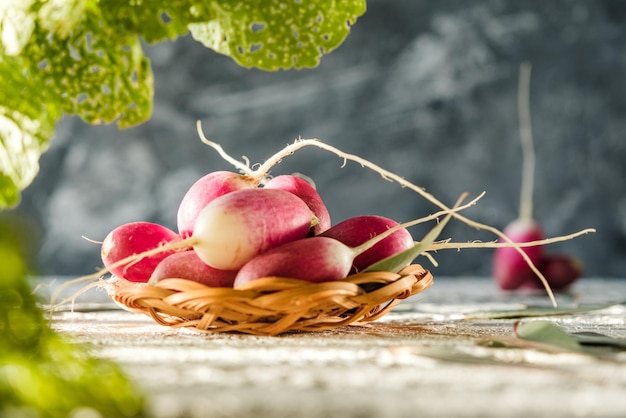 een bos zelfgemaakte radijs ligt op de tafel groenten rood en groen op een lichte achtergrond