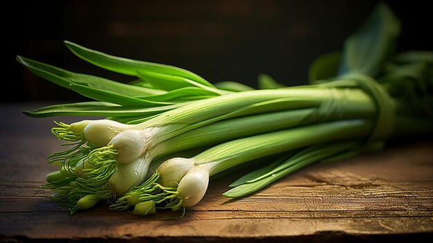 een bosje groene uien op een houten tafel