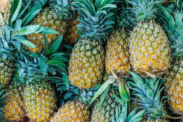 Een bosje sappige ananas