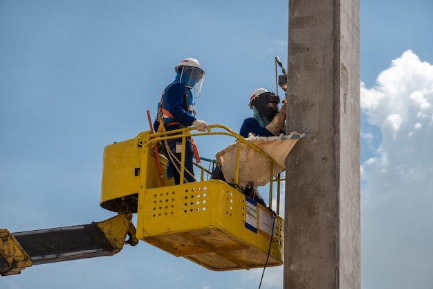 Een bouwvakker in een hoogwerker