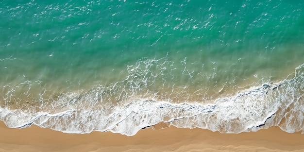 Een bovenaanzicht laat golven zien die op het zandstrand beuken