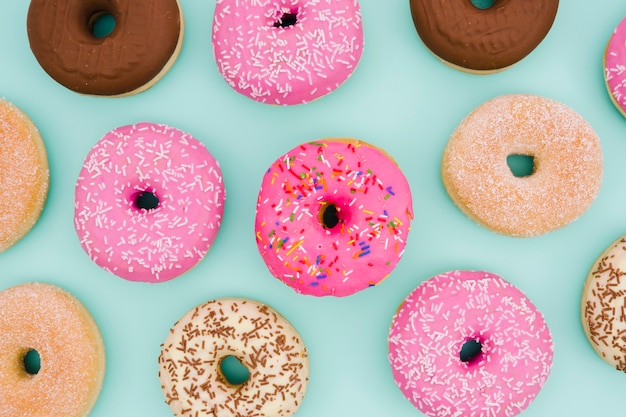 Foto een bovenaanzicht van donuts op blauwe achtergrond