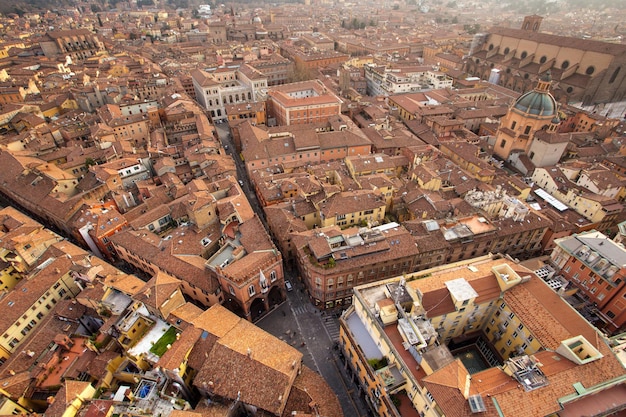 Een bovenaanzicht van het historische centrum van Bologna, Italië