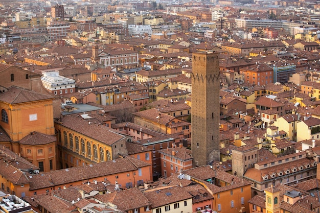 Een bovenaanzicht van het historische centrum van Bologna, Italië