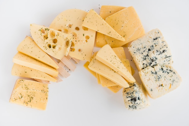 Een bovenaanzicht van maasdam; Cheddar; Gouda en blauwe kaas op witte achtergrond