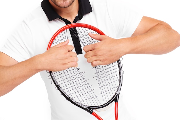 een boze tennisser die racketsnaren uit elkaar scheurt