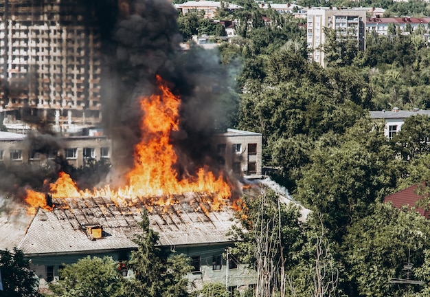 Een brand in een oud verlaten huis een uitzicht vanuit het raam van een naburig hoogbouwgebouw