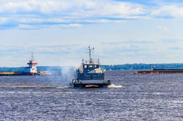 Een brandend schip blussen tijdens marine-oefeningen