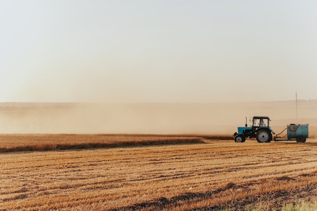 Een brandweerwagen bij het oogsten van tarwe Het concept van agrarische veiligheid Afbeelding van landbouw